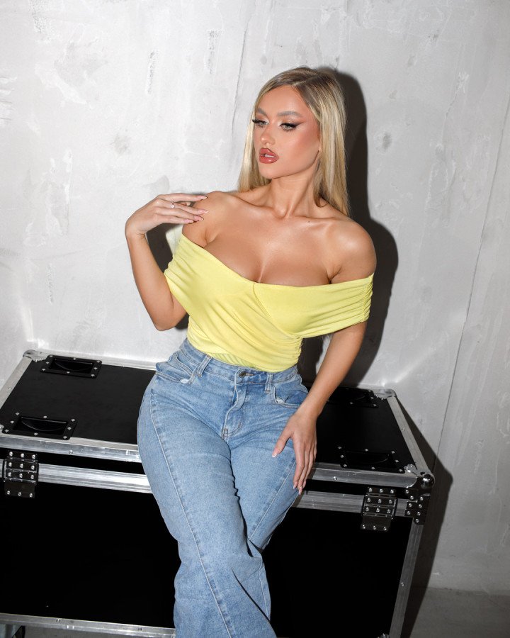 Bodysuit off-shoulder