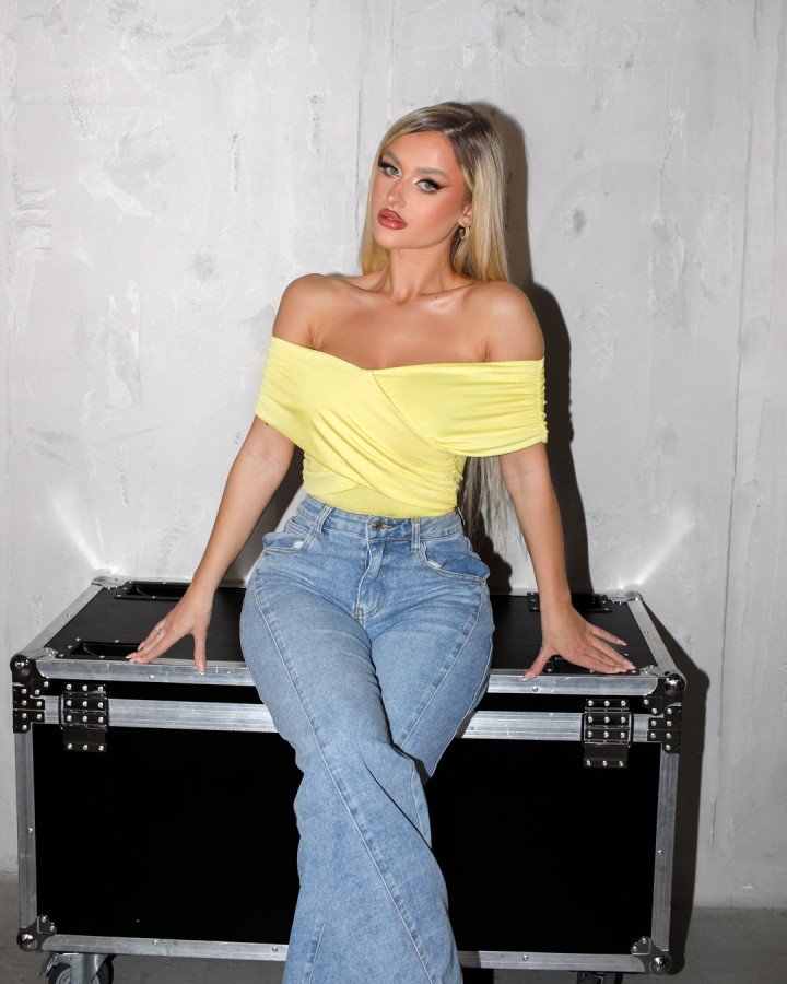 Bodysuit off-shoulder