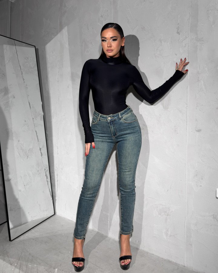 High-waisted skinny