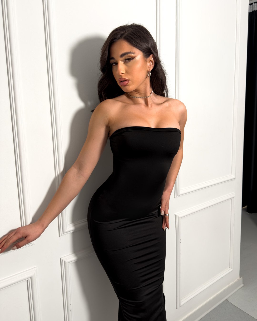 Μίντι φόρεμα strapless με σκίσιμο πίσω|Μαύρο Μίντι φόρεμα strapless με σκίσιμο πίσω|Μαύρο