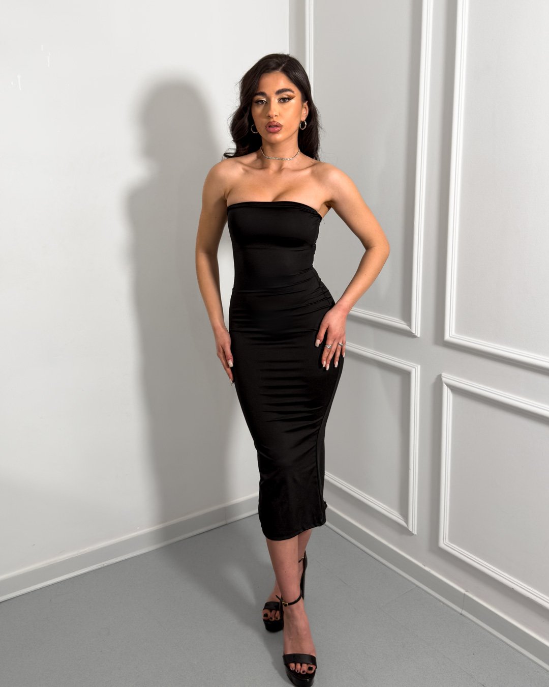 Μίντι φόρεμα strapless με σκίσιμο πίσω|Μαύρο Μίντι φόρεμα strapless με σκίσιμο πίσω|Μαύρο