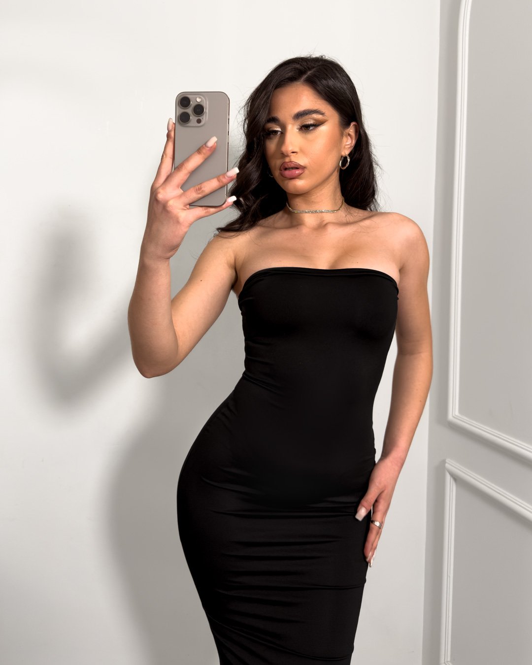 Μίντι φόρεμα strapless με σκίσιμο πίσω|Μαύρο Μίντι φόρεμα strapless με σκίσιμο πίσω|Μαύρο