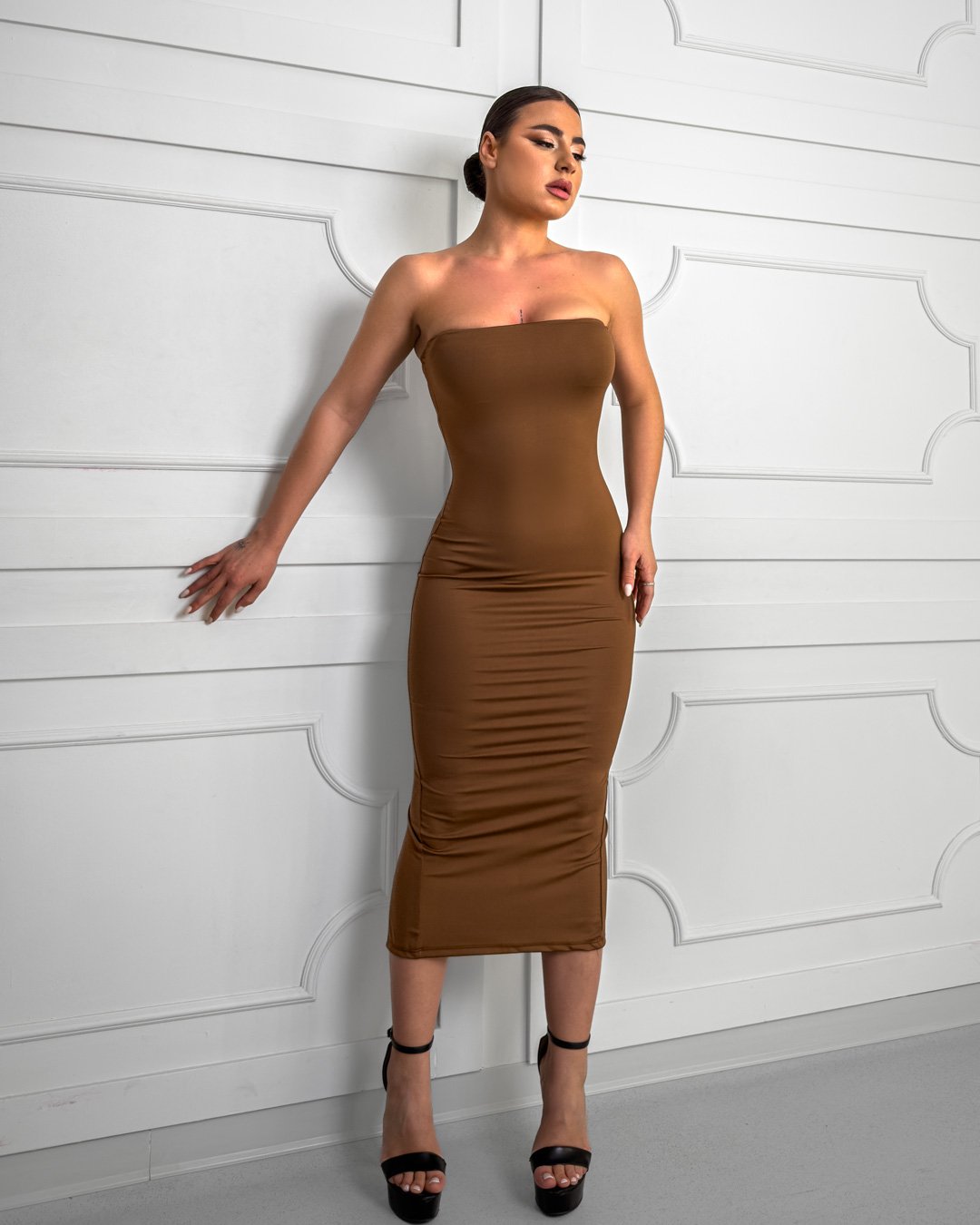 Μίντι φόρεμα strapless με σκίσιμο πίσω| Καφε Μίντι φόρεμα strapless με σκίσιμο πίσω| Καφε