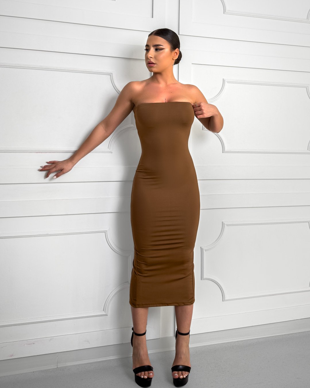 Μίντι φόρεμα strapless με σκίσιμο πίσω| Καφε Μίντι φόρεμα strapless με σκίσιμο πίσω| Καφε