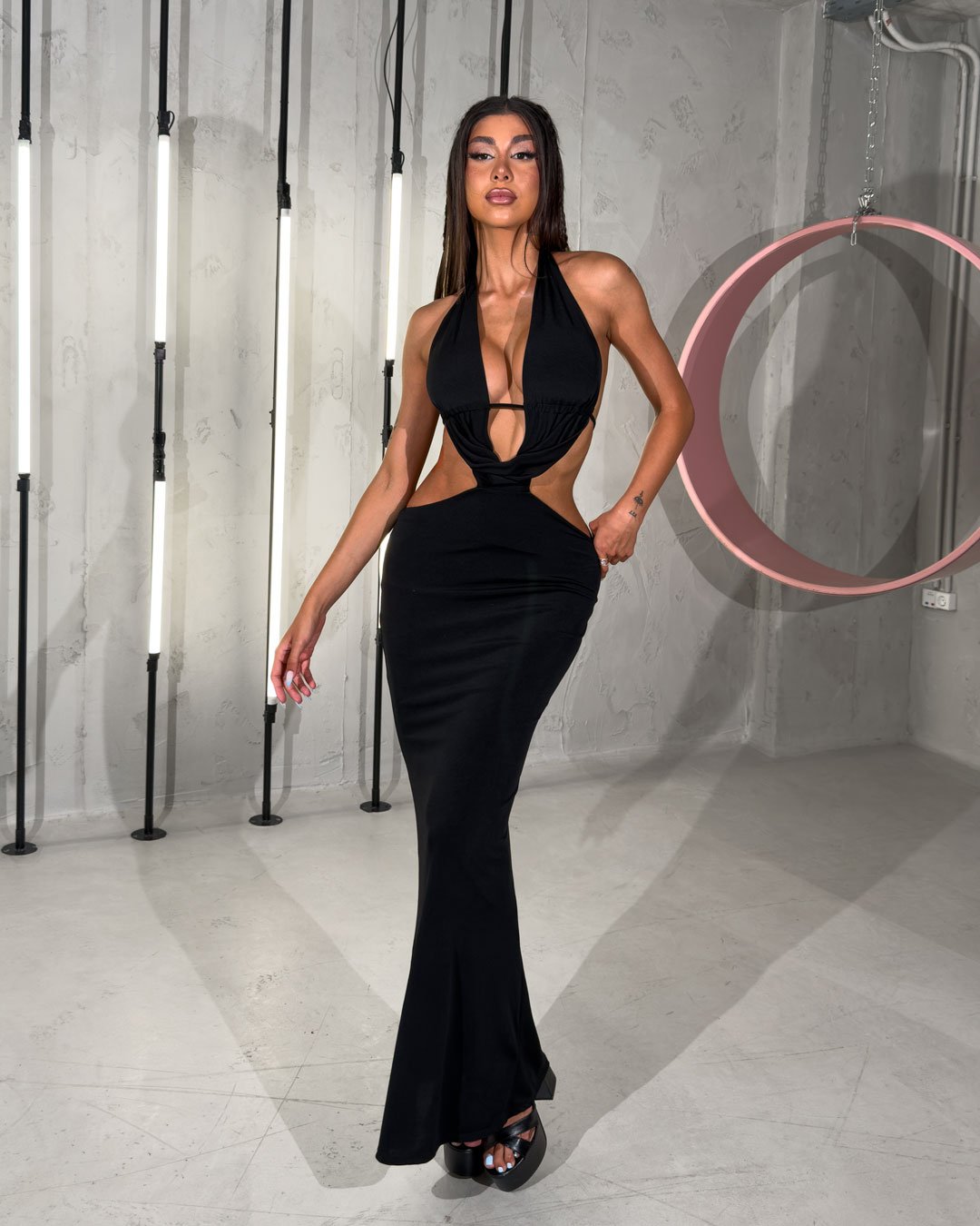 Maxi φόρεμα halter ντραπέ μει ανοιχτή πλάτη |Μαύρο Maxi φόρεμα halter ντραπέ μει ανοιχτή πλάτη |Μαύρο