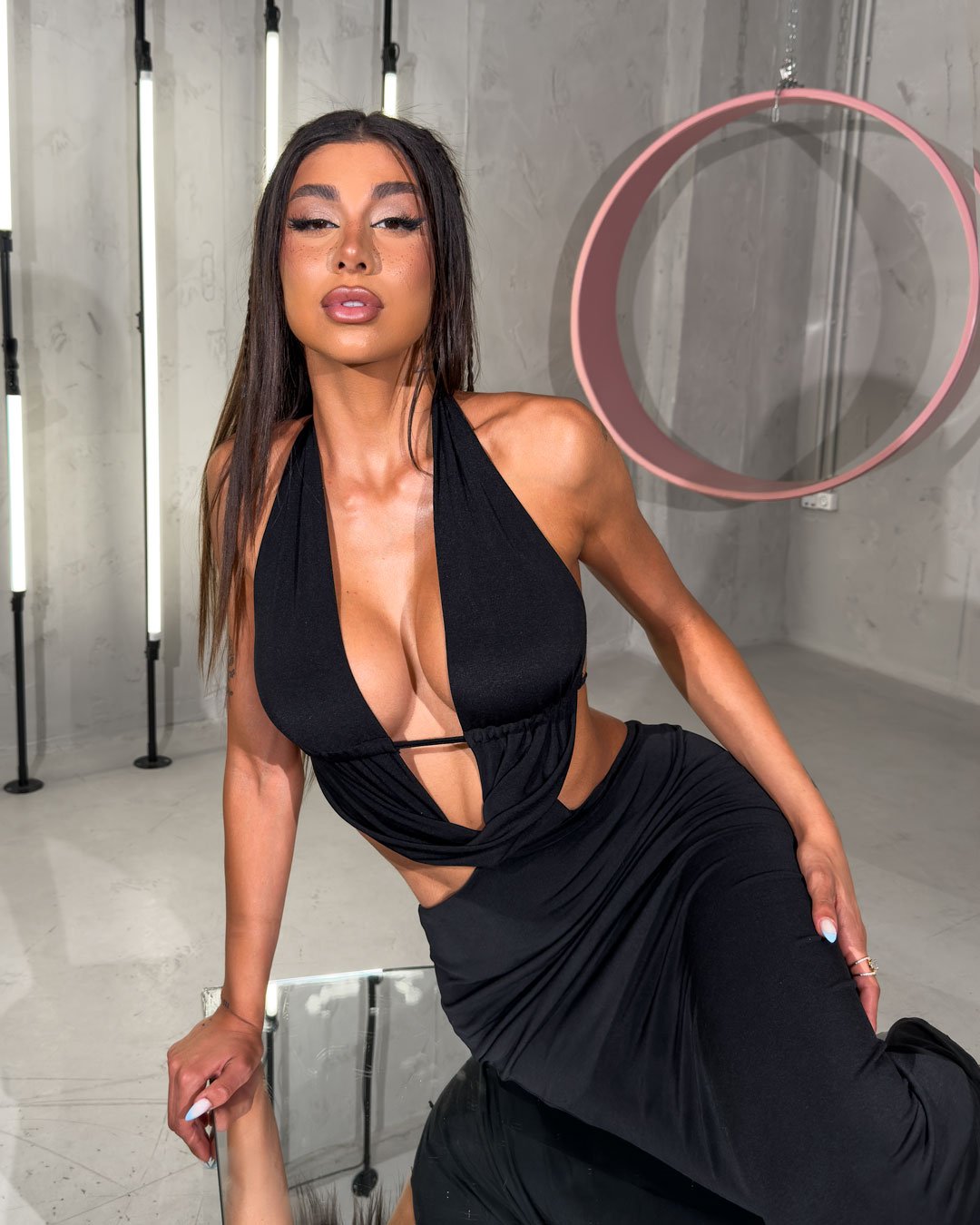 Maxi φόρεμα halter ντραπέ μει ανοιχτή πλάτη |Μαύρο Maxi φόρεμα halter ντραπέ μει ανοιχτή πλάτη |Μαύρο