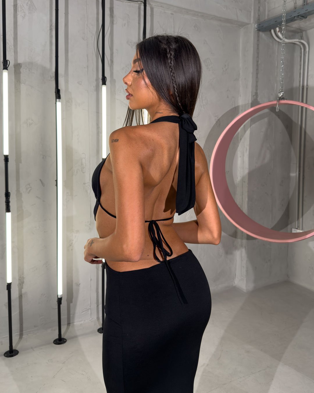 Maxi φόρεμα halter ντραπέ μει ανοιχτή πλάτη |Μαύρο Maxi φόρεμα halter ντραπέ μει ανοιχτή πλάτη |Μαύρο