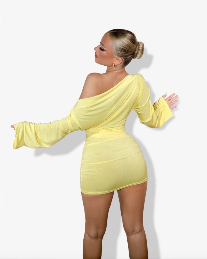 Αsymmetrical one-shoulder