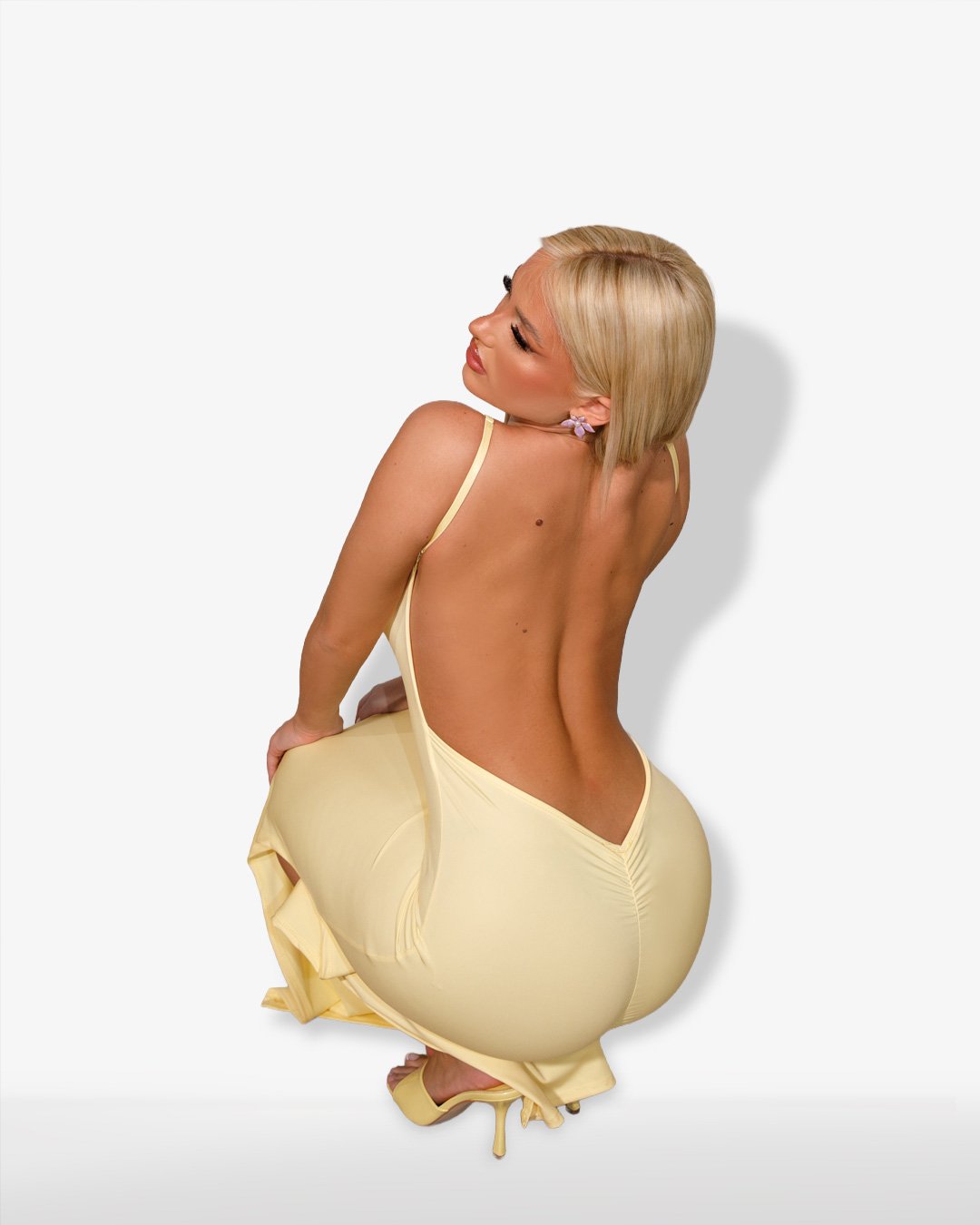 Maxi-dress with cups, open back and adjustable straps | Yellow
