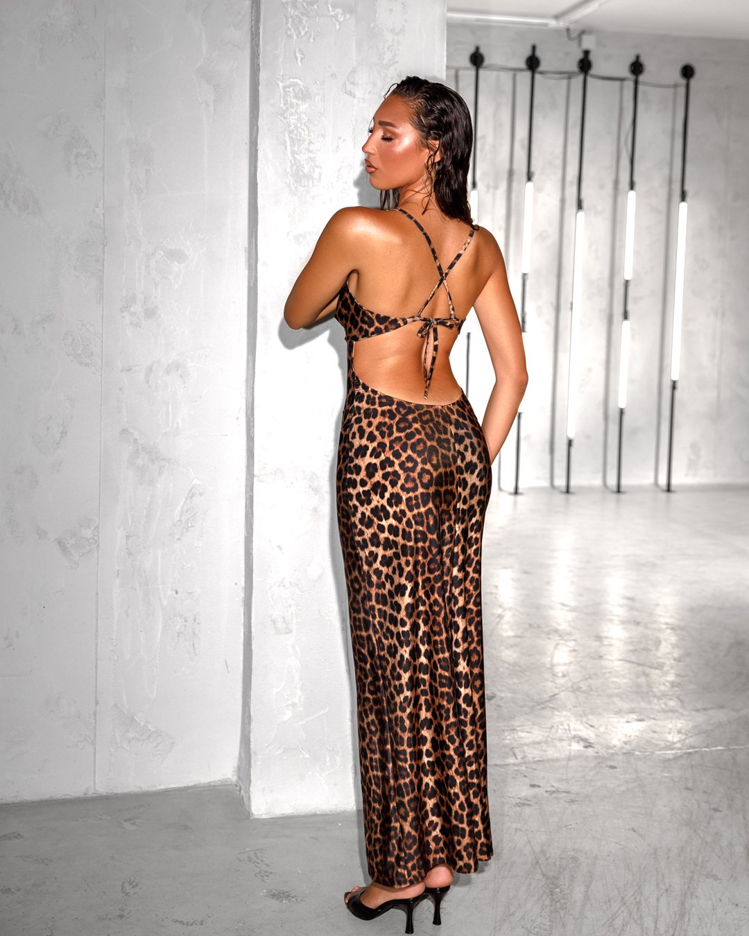 Maxi-dress backlees with a side slit | Leopard