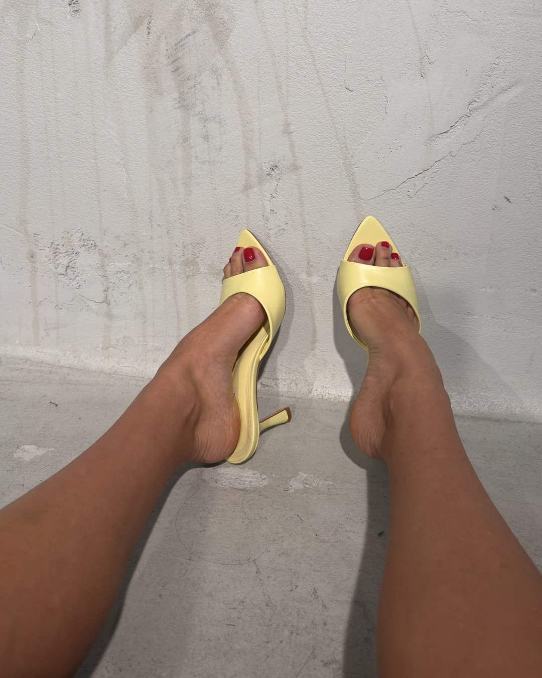 Minimal mules with low heel and pointed toe |Yellow