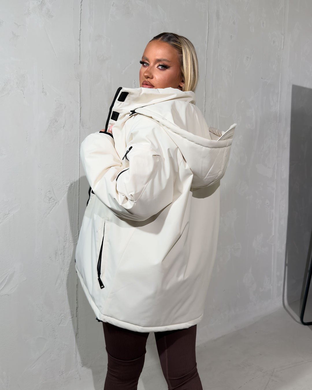 Windproof jacket with zipper and hood  |White