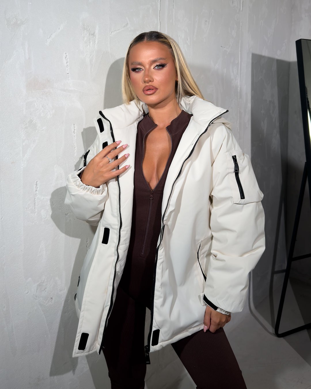 Windproof jacket with zipper and hood  |White