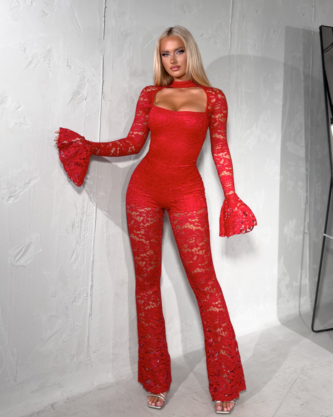 Lace jumpsuit flared with cut out |Red