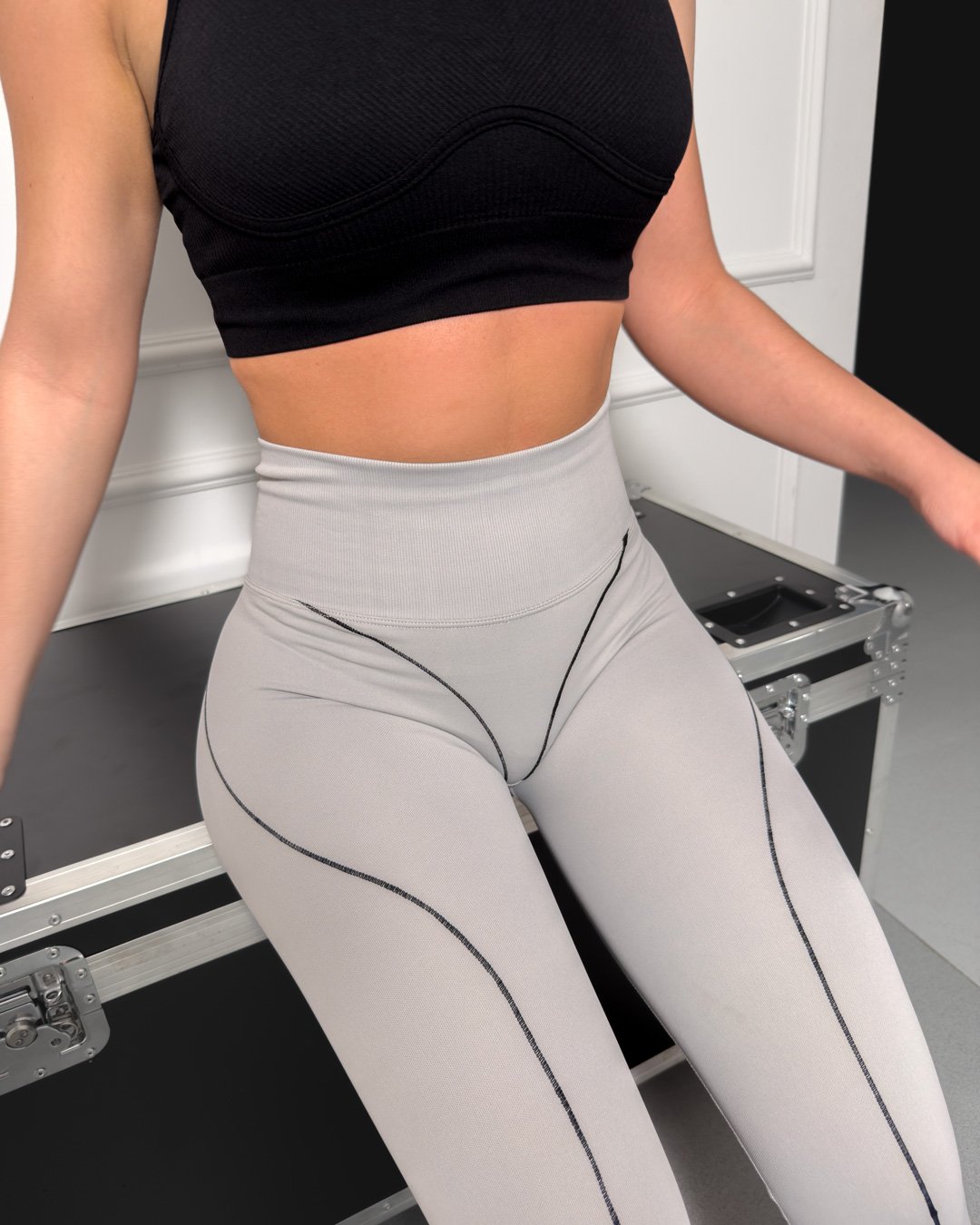 Two-tone lines bodycon fit leggings |Black Two-tone lines bodycon fit leggings |Black