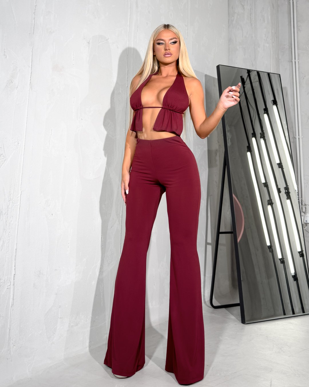 Σετ 2(Pcs) crop top με ανοιχτή πλάτη και παντελόνα καμπάνα|Μπορντό Σετ 2(Pcs) crop top με ανοιχτή πλάτη και παντελόνα καμπάνα|Μπορντό