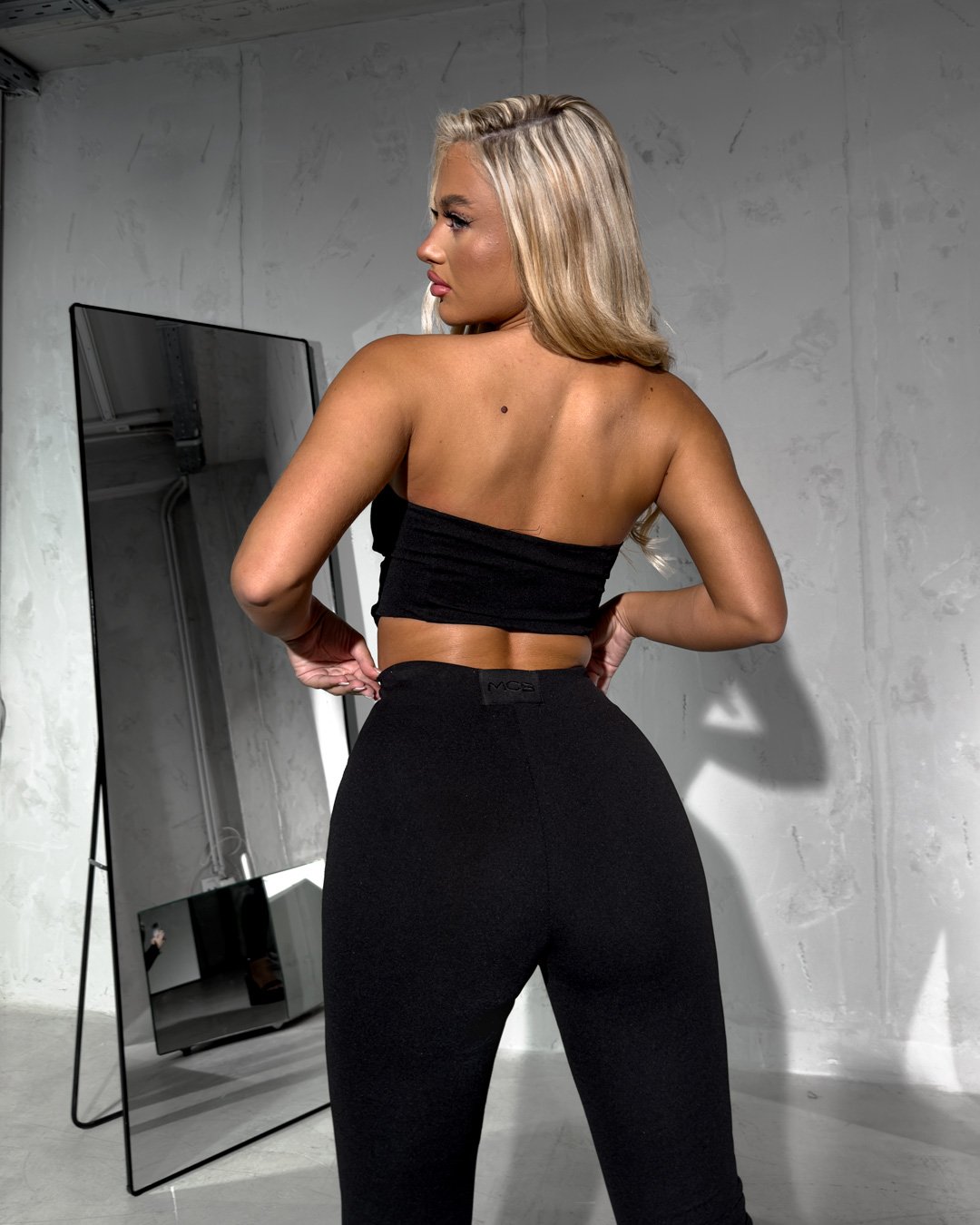 Crop-top strapless with deep V neckline|Black