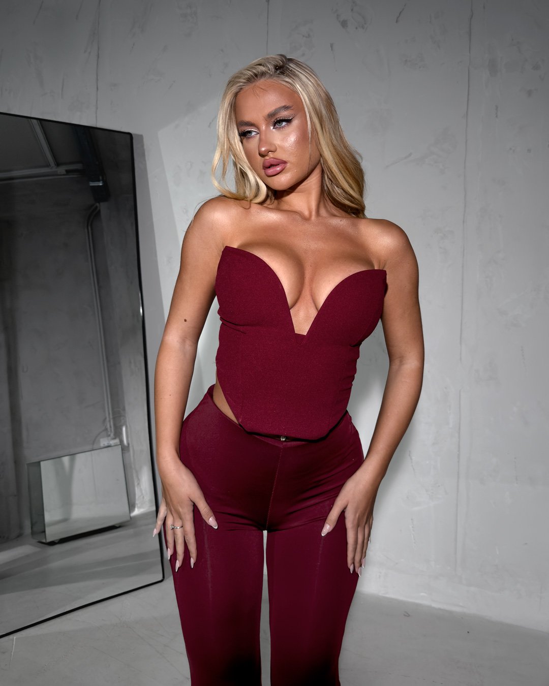 Crop-top strapless with deep V neckline |Bordeaux