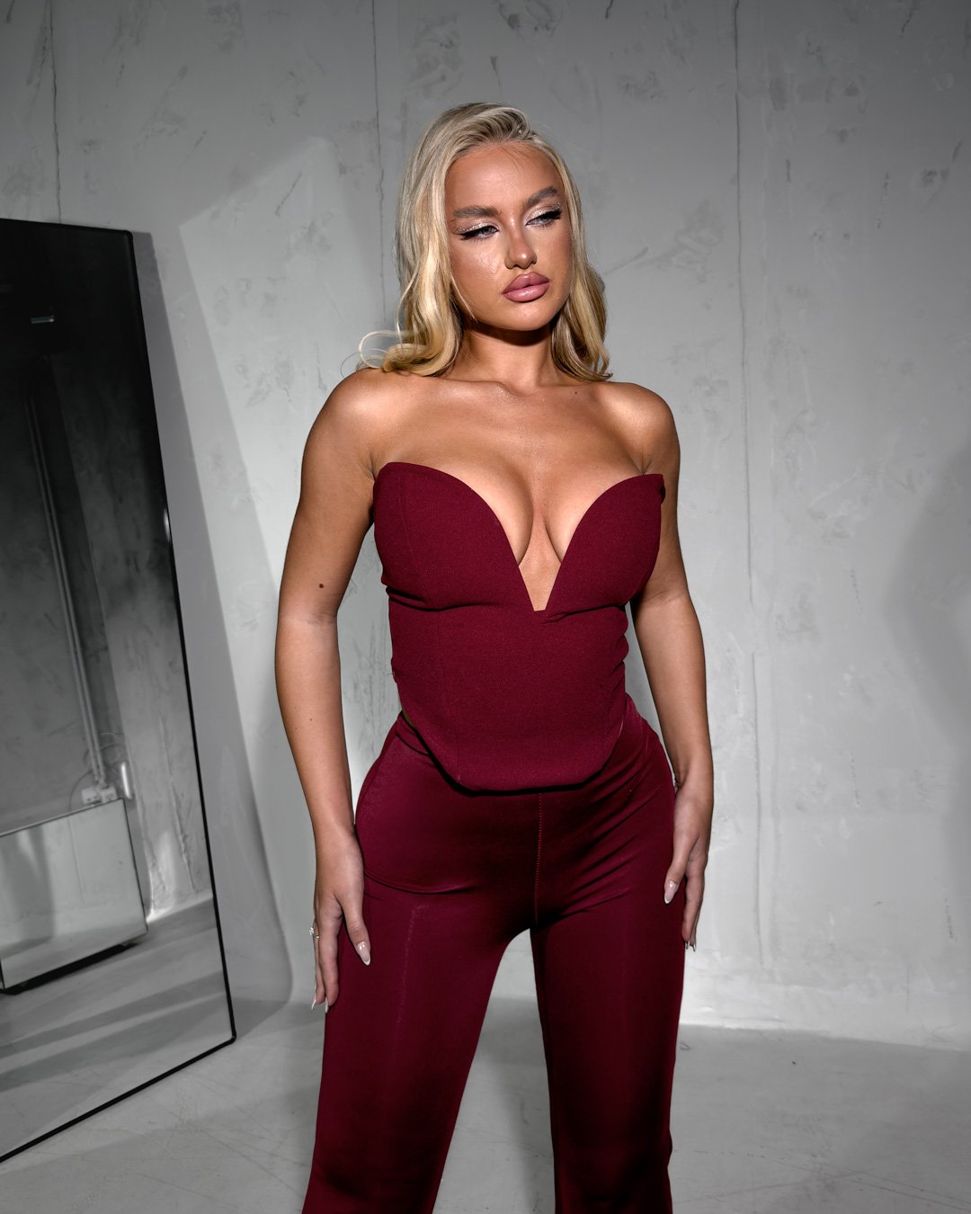 Crop-top strapless with deep V neckline |Bordeaux