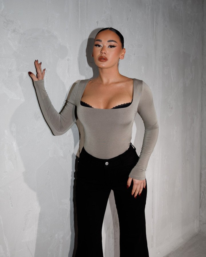 Square neckline